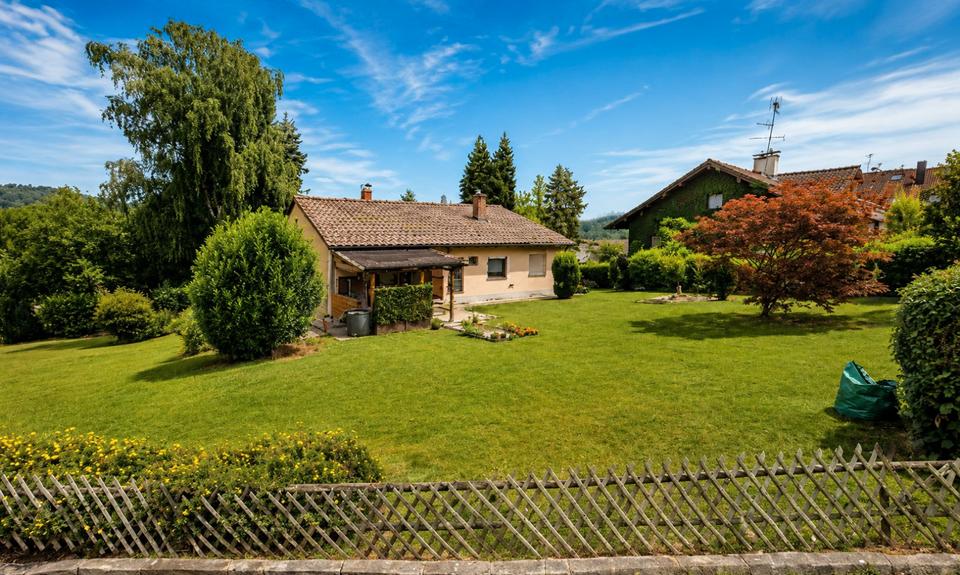 Thumbnail-Großzügiges Zweifamilienhaus mit 1.800 m² Grundstück