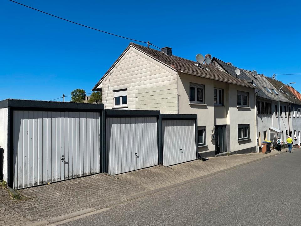 Thumbnail-Gepflegtes Ein-Zweifamilienhaus mit 3 Garagen zu verkaufen