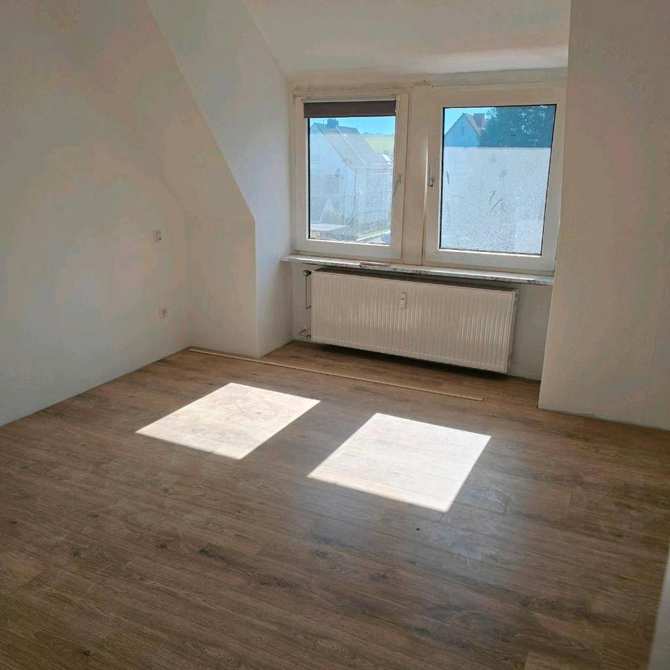 Thumbnail-Frisch sanierte 4 Zimmer Wohnung mit Küche und Bad