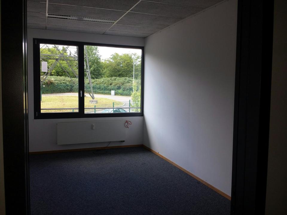 Thumbnail-Büro an der Autobahnauffahrt, großen Fenstern & toller Aussicht