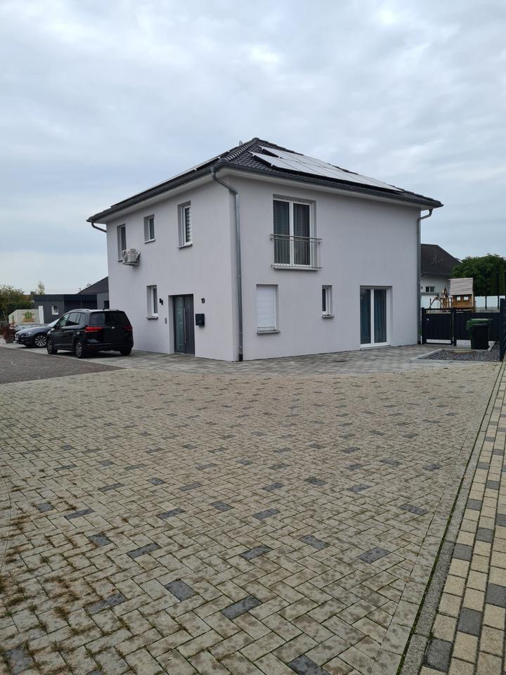 Thumbnail-Modernes Einfamilienhaus mit Doppelgarage und PV-Anlage