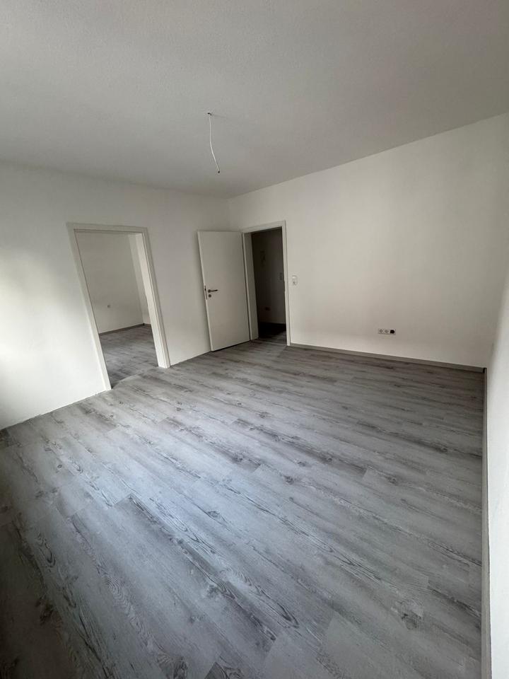 Thumbnail-2- Zimmer- Wohnung mit neuer Einbauküche