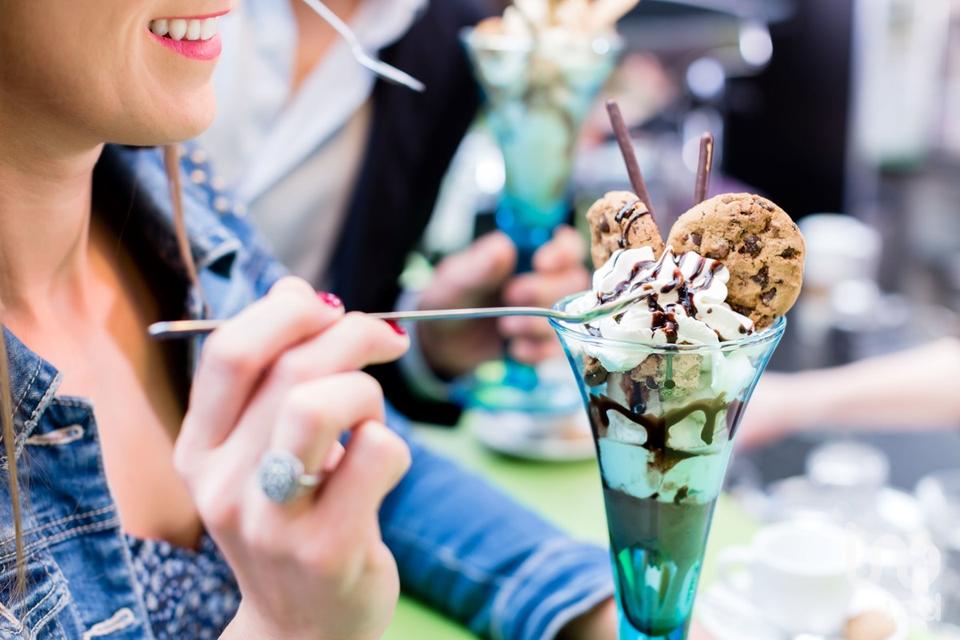 Thumbnail-Gut eingeführtes Eiscafé zur Übernahme