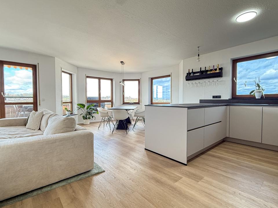 Thumbnail-3,5-Zimmer Wohnung mit Weitblick, Balkon & zwei Tiefgaragenplätze