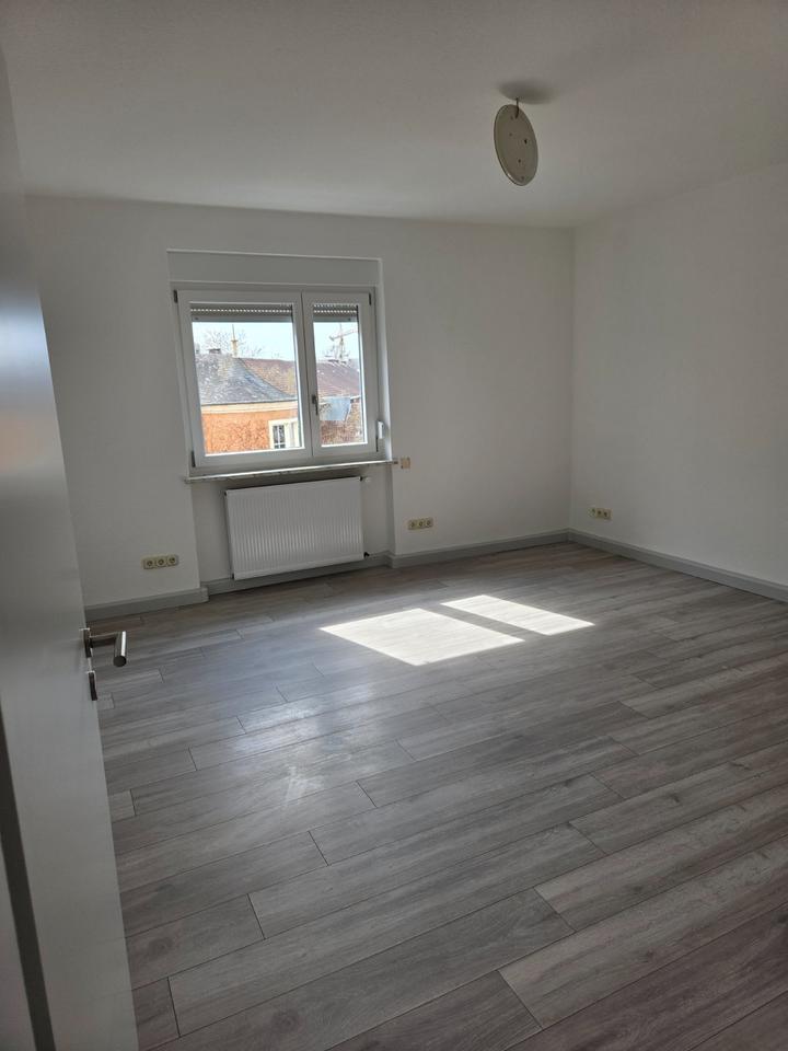 Thumbnail-sehr schöne helle Altbauwohnung, komplett neu renoviert 4-Zimmer