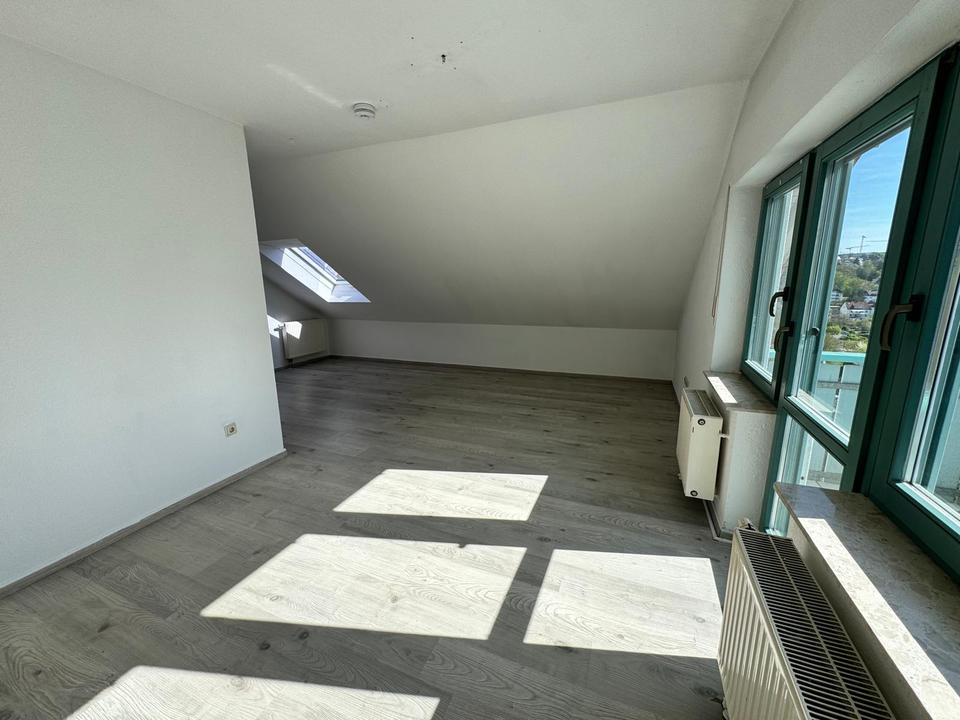 Thumbnail-Zentrale ruhige 2-Zimmer-Dachgeschosswohnung mit EBK, Balkon und Stellplatz