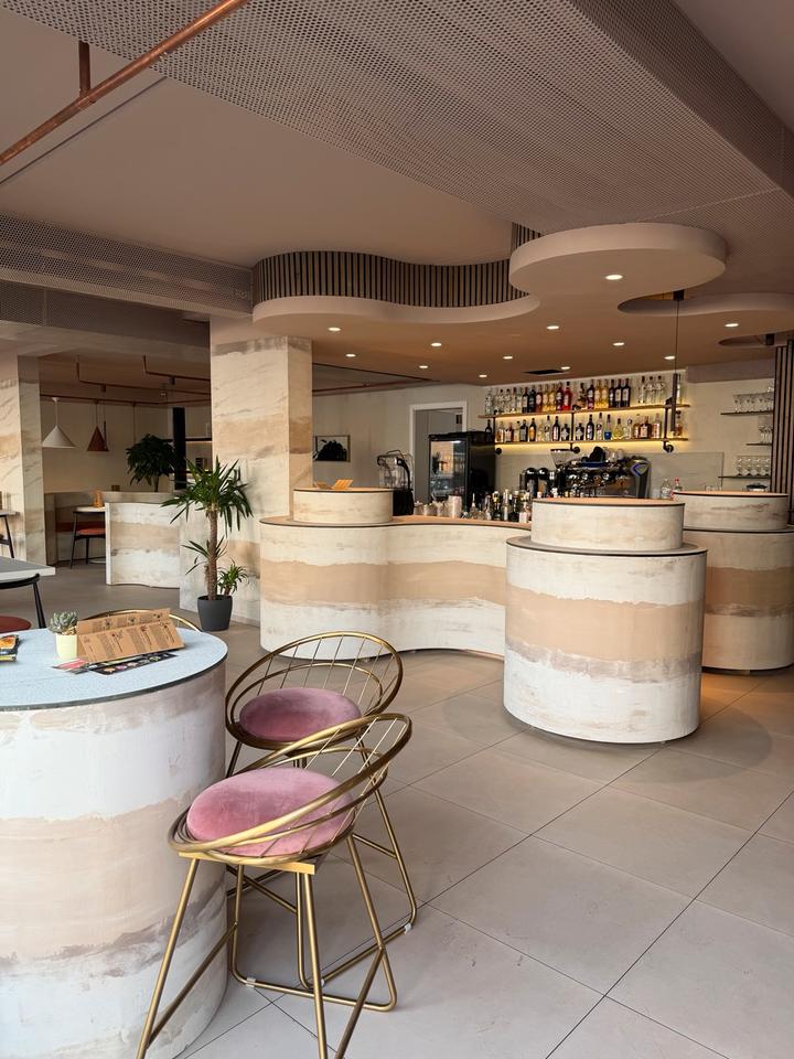 Thumbnail-Modernes Bistro mit Indoorspielplatz
