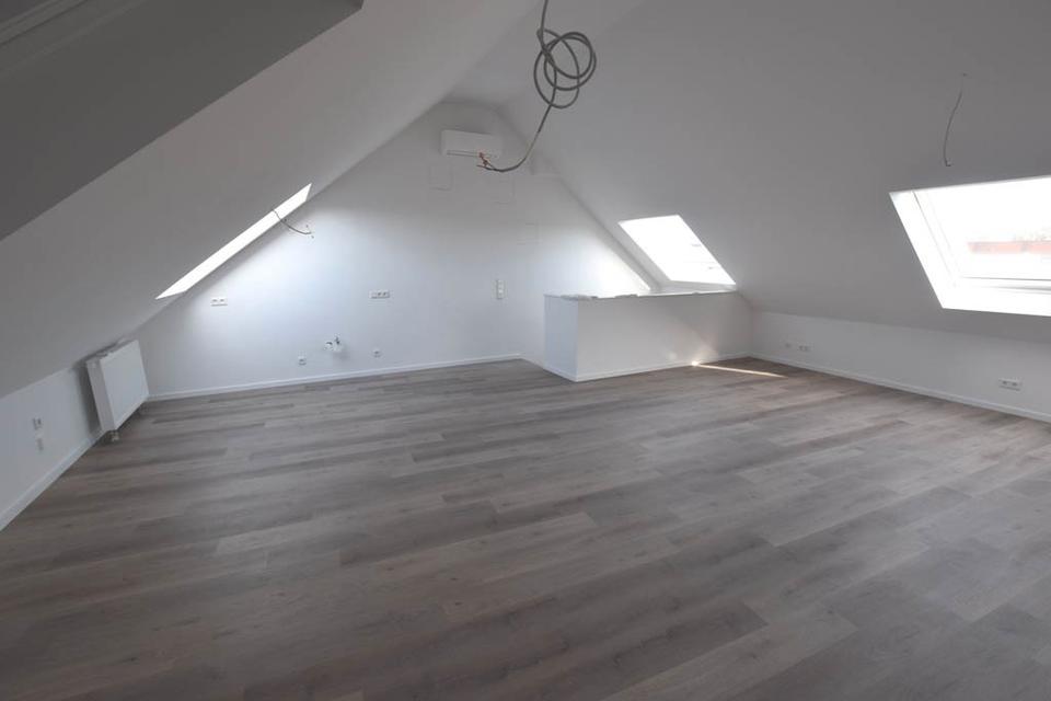 Thumbnail-Großzügige und helle 2-Zimmer-Maisonettewohnung mit Balkon und Stellplatz in der Tiefgarage