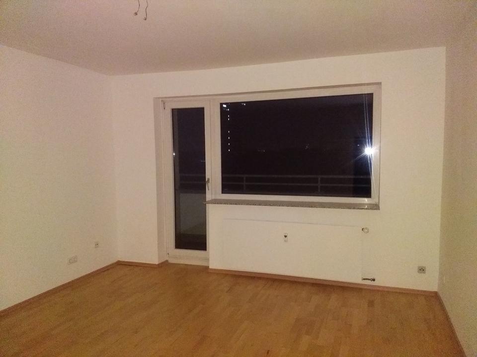Thumbnail-Helle 3-Zimmer Wohnung im 8. OG mit Balkon in Köln