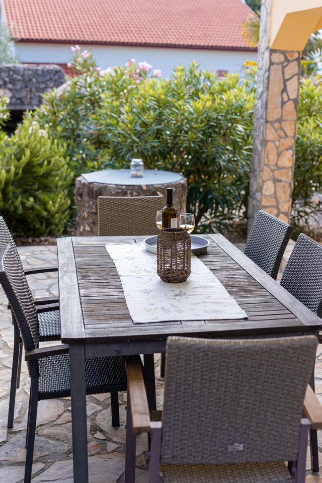 Thumbnail-Idyllisches Ferienhaus mit 2 Appartements auf der Insel Krk 315 €