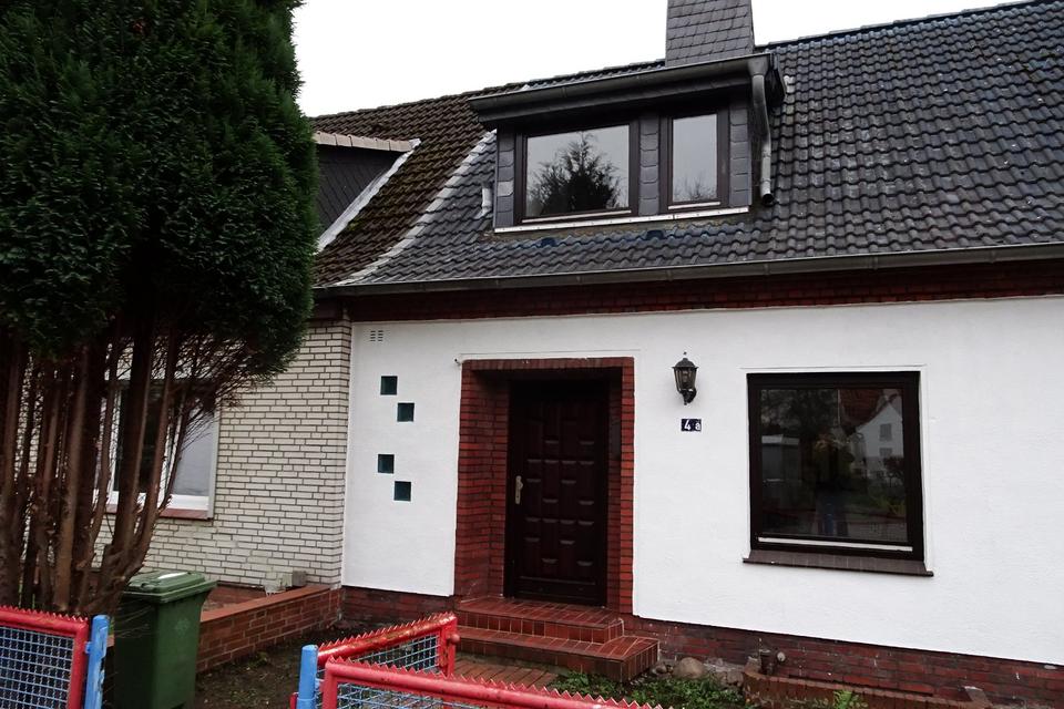 Thumbnail-Doppelhaushälfte mit Keller und Garage, Modernisierungsbedarf