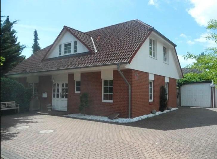 Thumbnail-Von Privat: Freistehendes EFH in Kirchrode m. großem Pool & Kamin