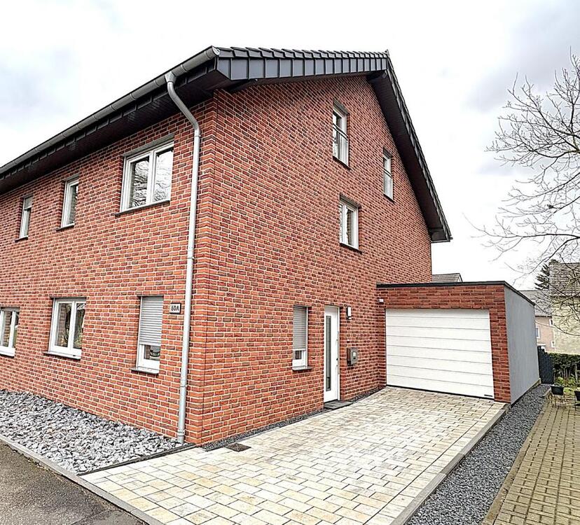 Thumbnail-Moderne Doppelhaushälfte mit Garage und Gartenbereich.