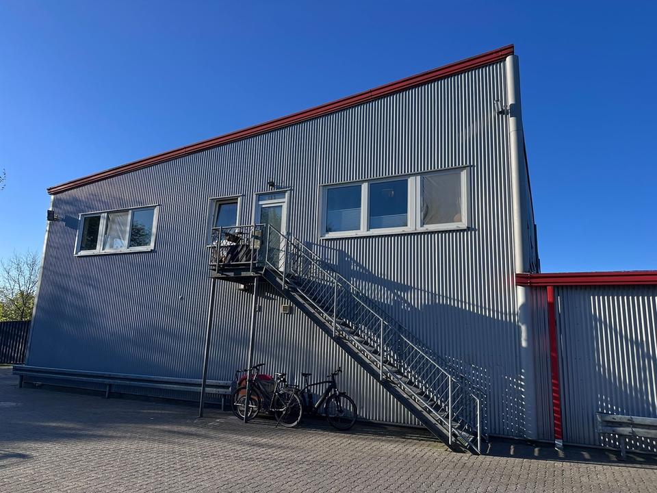 Thumbnail-Großräumige 120qm Wohnung im 1. Stock 4 Zimmer + 2 Stellplätze