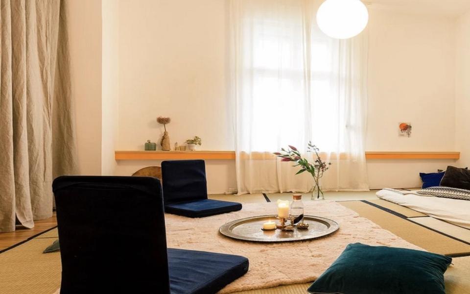 Thumbnail-Praxisraum in Friedrichshain- klare, stille Atmosphäre.