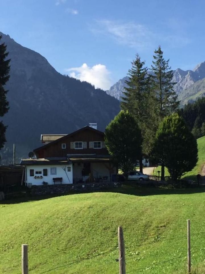 Thumbnail-Ein Zweifamilienhaus im Kleinwalsertal mit Soutterain Wohnung