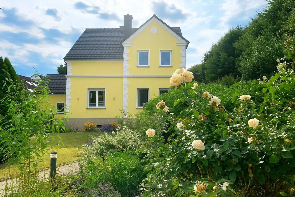 Thumbnail-PROVISIONSFREI: Charmantes Zweifamilienhaus mit großem Grundstück