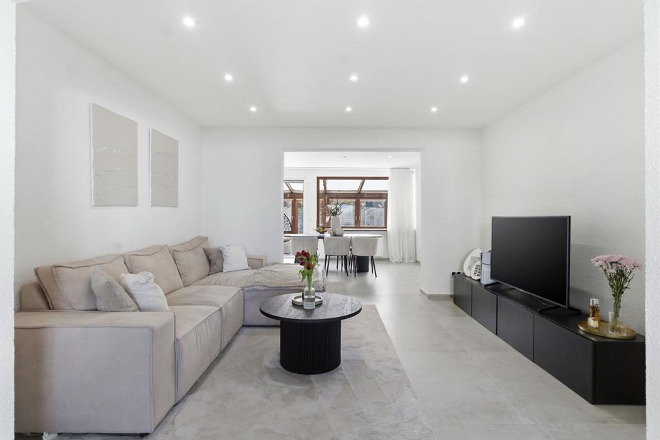 Thumbnail-Modernisierte Doppelhaushälfte mit Wintergarten, Balkon & Garage