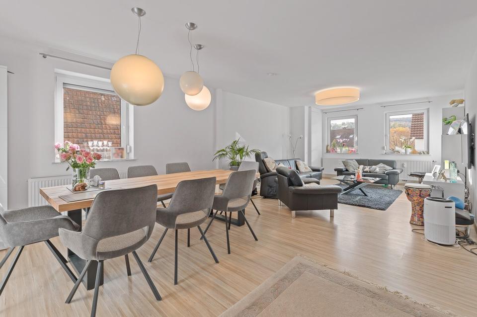 Thumbnail-Großzügige 4,5 Zimmer Wohnung