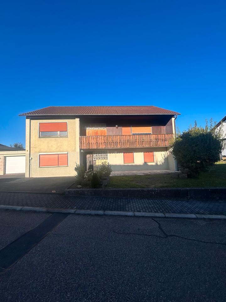 Thumbnail-Einfamilienhaus mit Doppelgarage und Garten