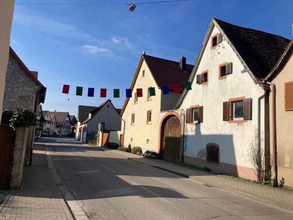 Thumbnail-Großes Baugrundstück mit altem Haus mitten in Merdingen.