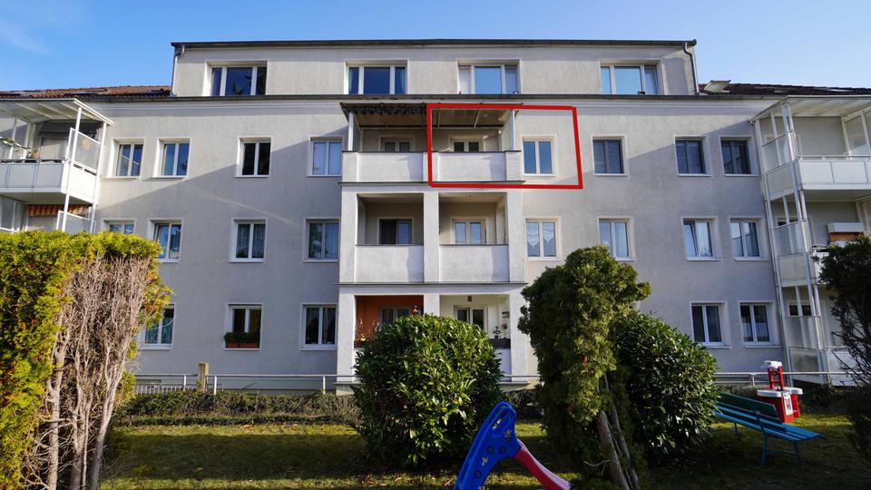 Thumbnail-Top geschnittene 2 - Raum Wohnung mit Loggia im 2. OG und neuem Fußboden im schönen Blumenviertel