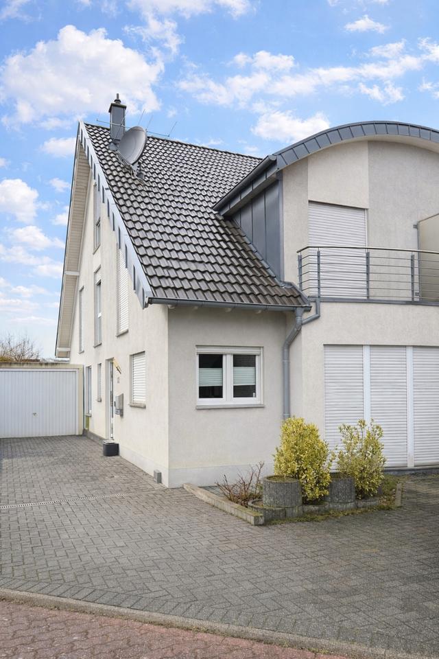 Thumbnail-Doppelhaushälfte in ruhiger Lage,166,5 qm, 5 Zimmer,Keller,Garage