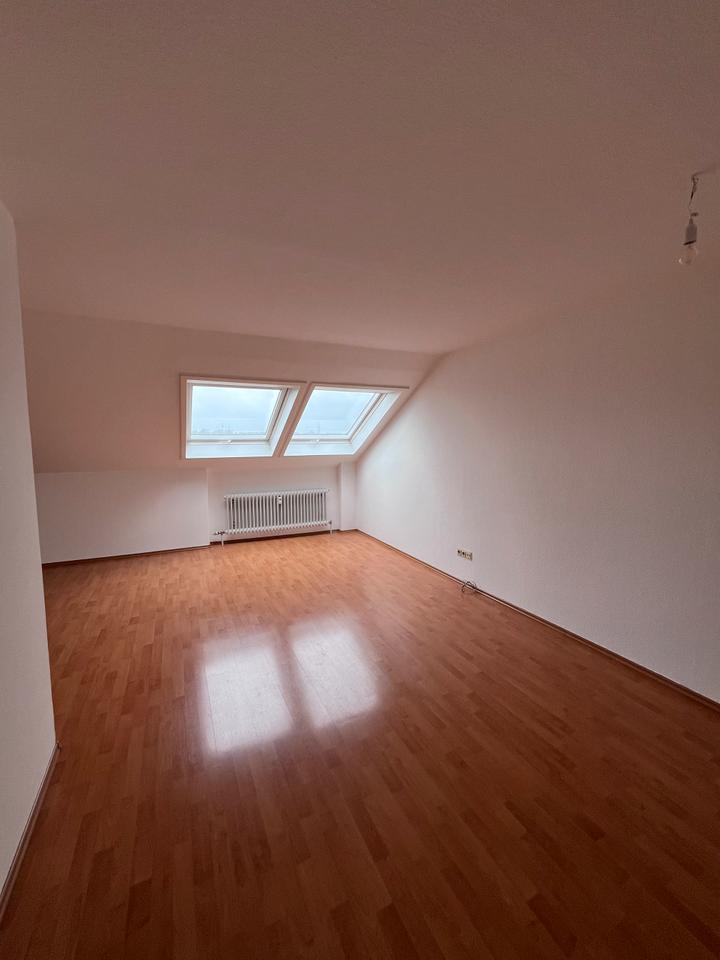 Thumbnail-Helle 2,5-Zimmer Wohnung mit großem Wohnzimmer und Balkon