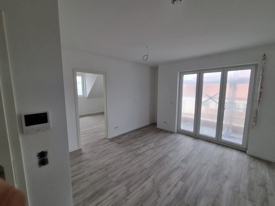 Thumbnail-Moderne Dachgeschosswohnung mit Aufzug und Balkon