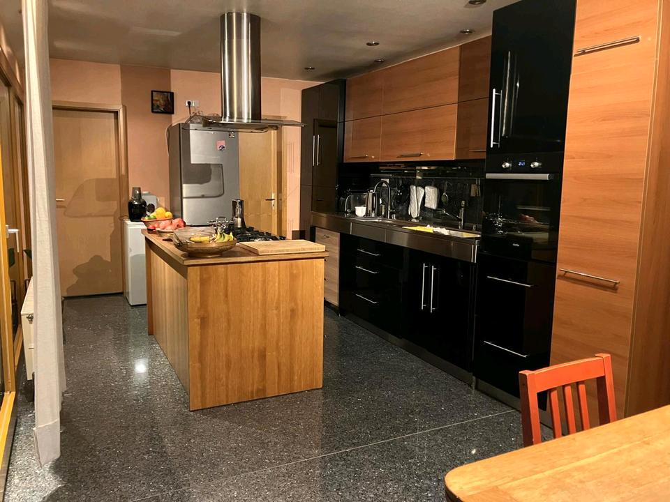 Thumbnail-Wunderschöne u. Große 5,5 ZKB 165m2