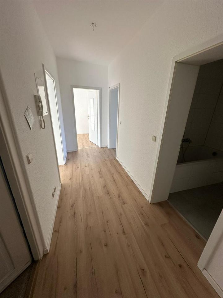 Thumbnail-NEU-Sanierte 3-Zimmer mit Laminat und Wanne in sehr guter Lage!