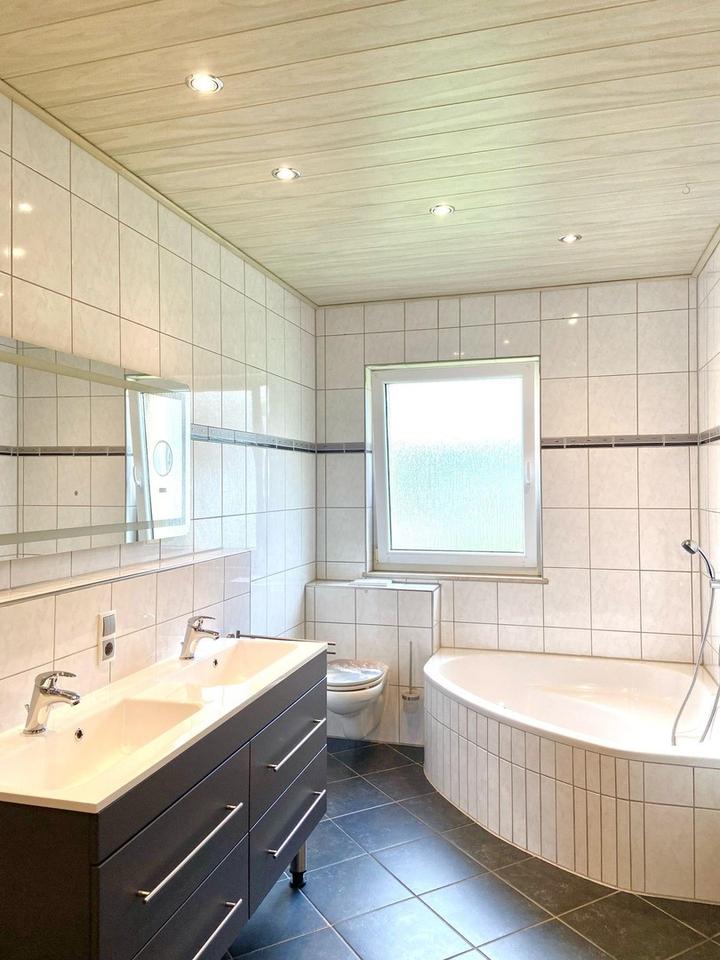 Thumbnail-*** Schöne 4,5 Zimmer Wohnung mit zwei modernen Bädern, EBK, Balkon, Terrasse und Garten ***