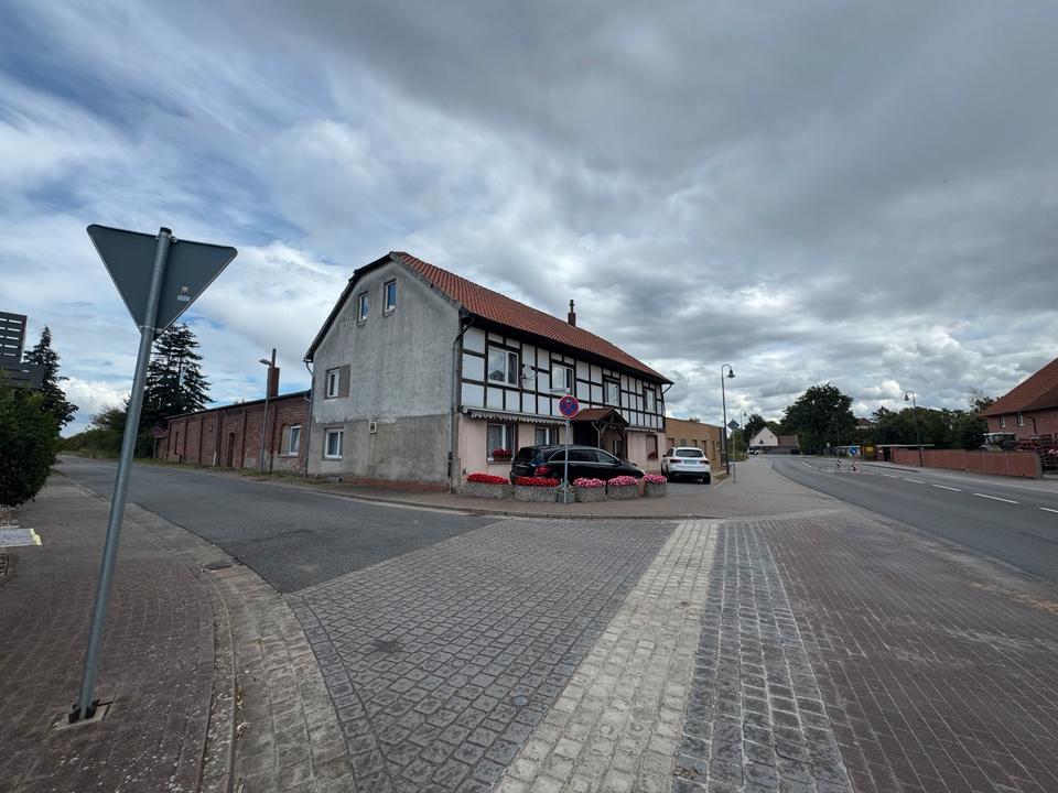 Thumbnail-Immobilien mit Entwicklungspotenzial – Wohnhaus + 3 Lagerflächen