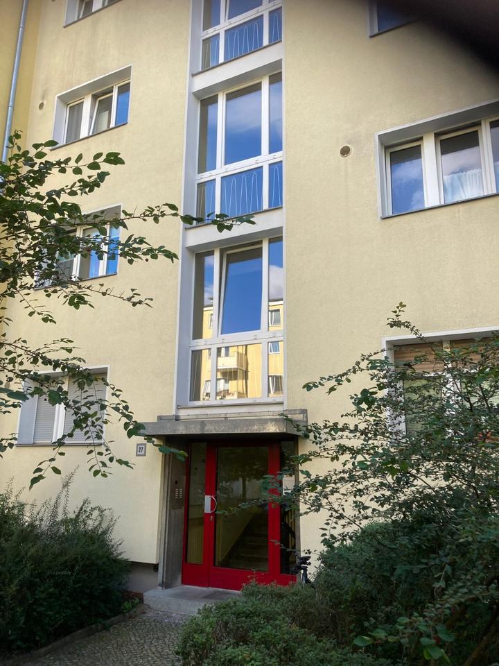 Thumbnail-Bezugsfreie 2,5-Zimmer-Wohnung mit Stellplatz in Charlottenburg