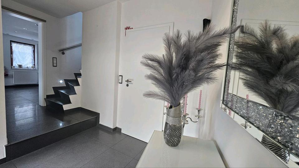 Thumbnail-Modernisiertes Haus mit kleine neben Wohnung möklichkeit.