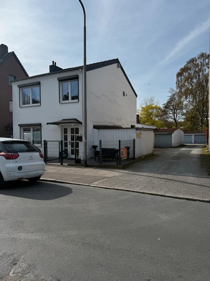 Thumbnail-Wohnhaus mit 10 vermieteten Garagen und laufenden Einnahmen