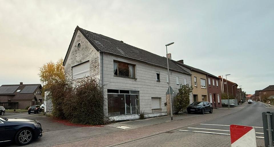 Thumbnail-Handwerker Projekt. Sanierungsbedürftiges Haus mit Werkstatt
