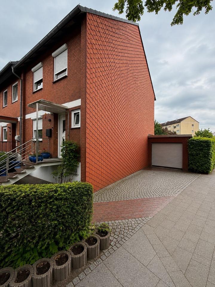 Thumbnail-Großes Reihenendhaus mit 555 m² Grundstück, 2 Garagen & Carport