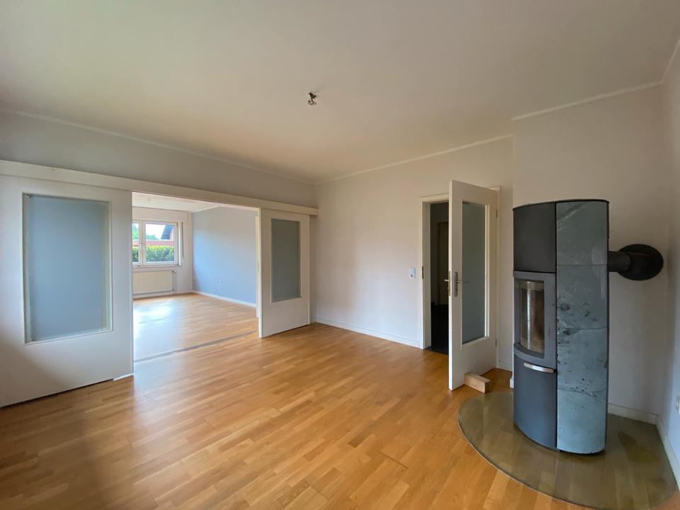 Thumbnail-Großzügige EG-Wohnung mit Garten, Kamin, Garage in zentraler Lage