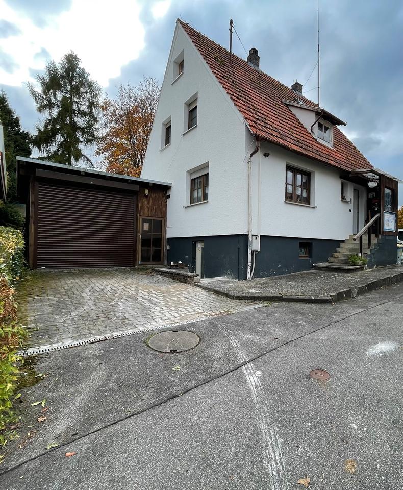 Thumbnail-Wohnhaus mit Sommergarten, Terrasse und Garten, Garagen, Carport.