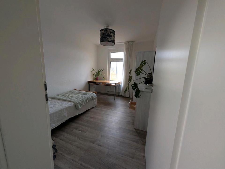 Thumbnail-Zentrales Zimmer an Frau