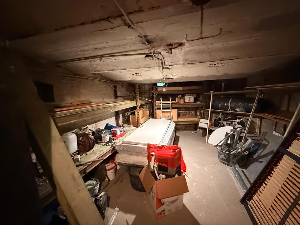 Thumbnail-Vermietung: Lagerraum mit massiven Regalen ca. 30 M2