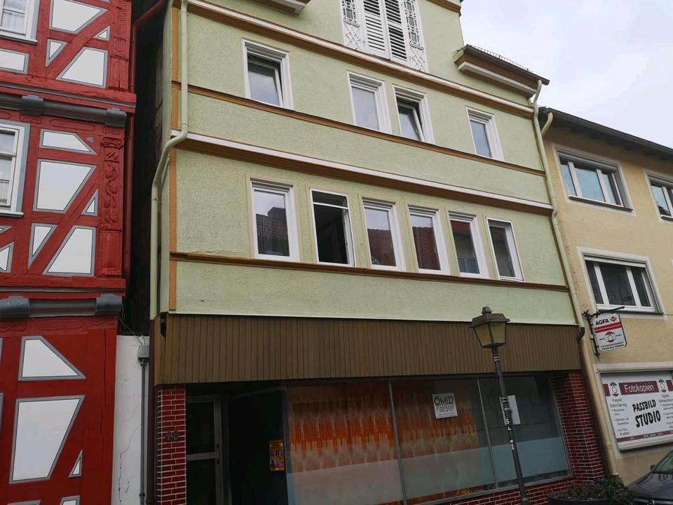 Thumbnail-Haus mit 2 Wohnungen und einem Ladengeschäft in Hessisch