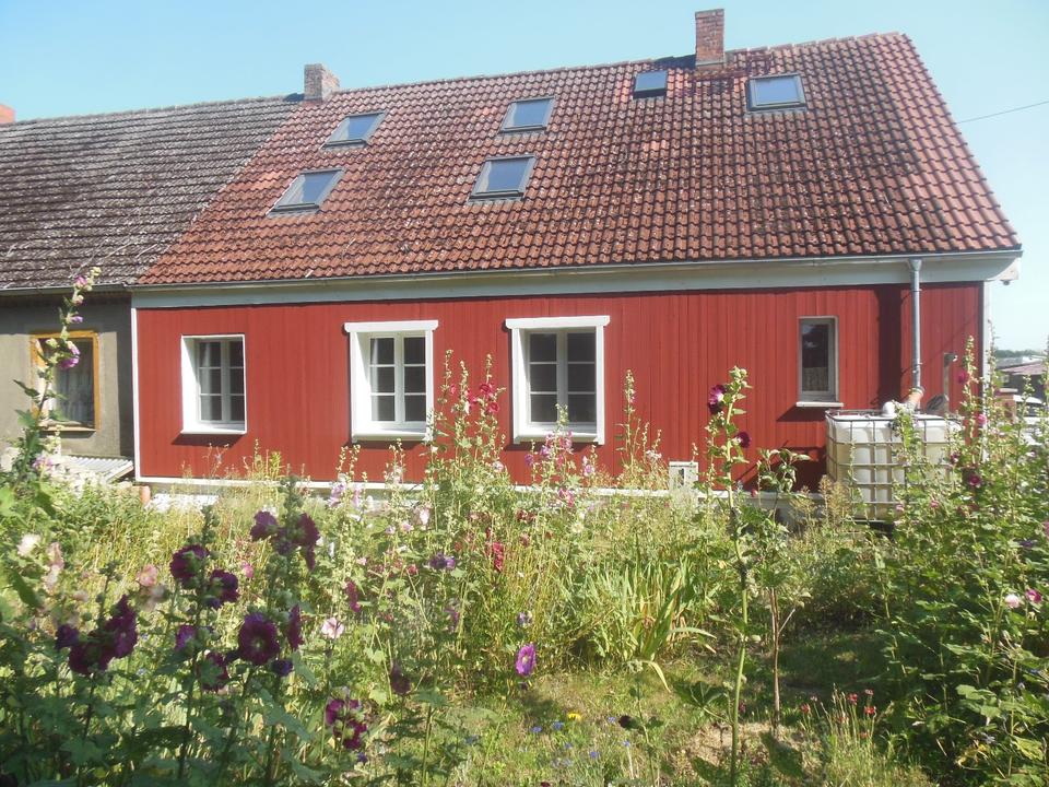 Thumbnail-Haus mit Nebengebäuden und Garten