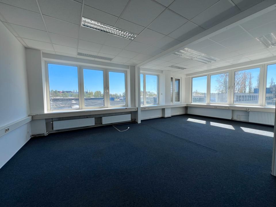 Thumbnail-Gepflegte Bürofläche mit Einzel- und Großraumbüro auf ca. 364 m² im 2.OG in HH-Billbrook Gepflegte Bürofläche mit Einzel- und Großraumbüro auf ca. 364 m² im 2.OG in HH-Billbrook zu vermieten