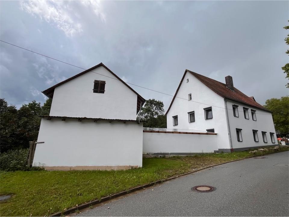 Thumbnail-EinfamilienhausBauernhaus mit großem Grundstück, Scheune & Stall