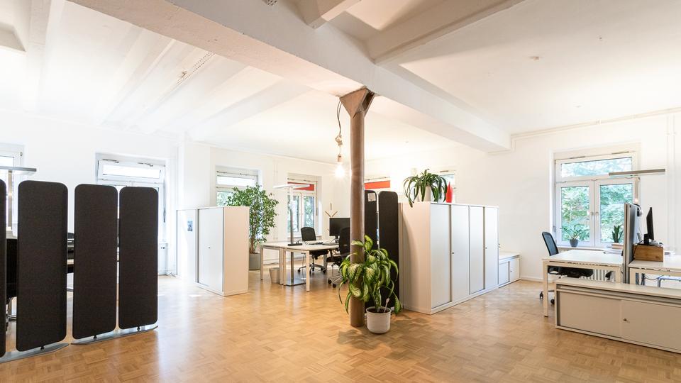 Thumbnail-Schreibtischplatz im Altbaubüro nahe Zoo – 247 Zugriff, Meetingraum inkl.