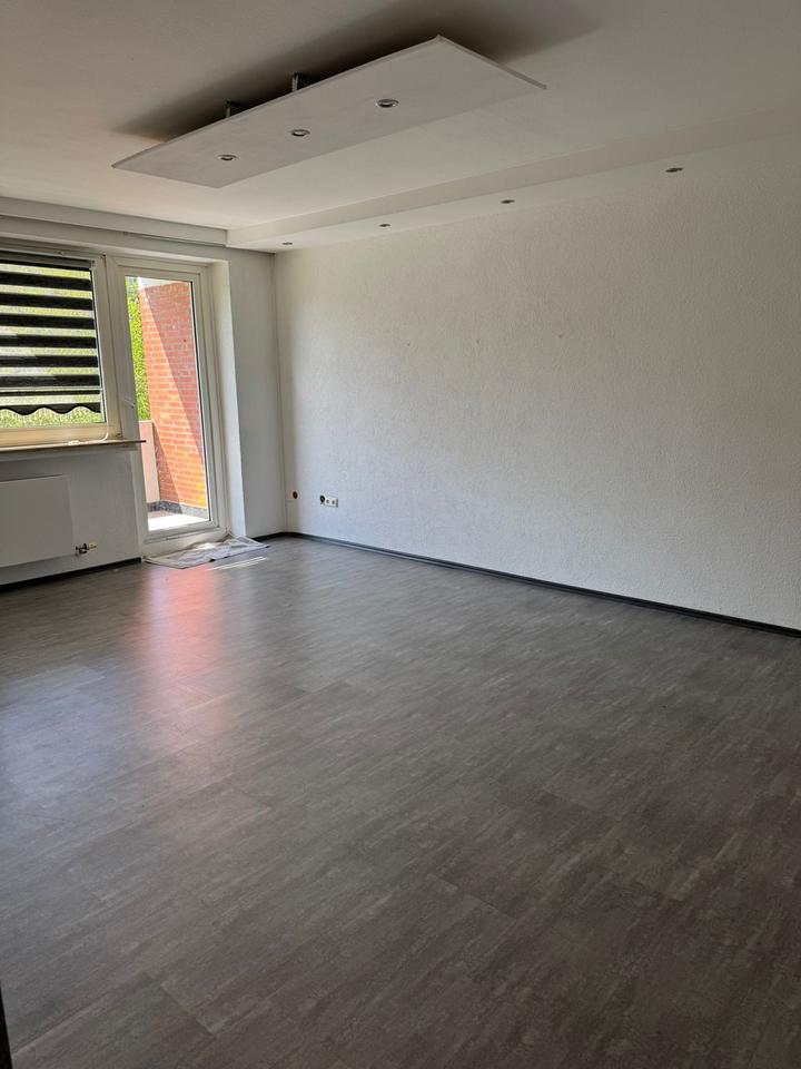 Thumbnail-Gepflegte 4 Zimmer Wohnung, 3. OG, ruhige Lage, Balkon, Küche