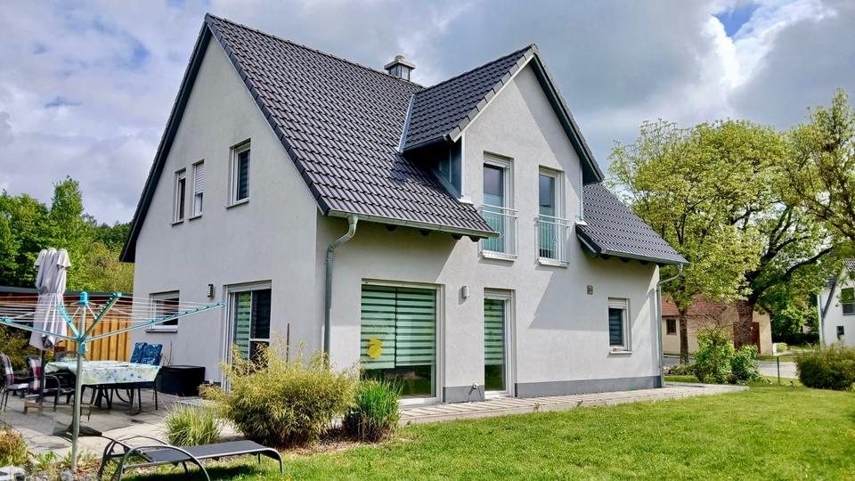 Thumbnail-Schönes Einfamilienhaus mit Carport