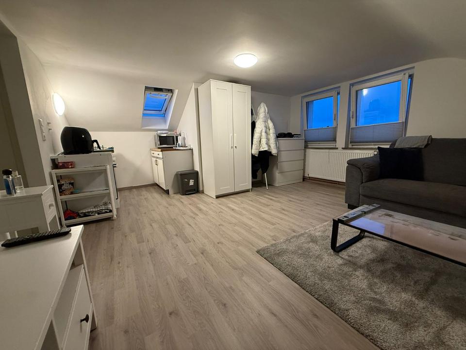 Thumbnail-Schöne helle Dachgeschosswohnung zu vermieten (möbliert)
